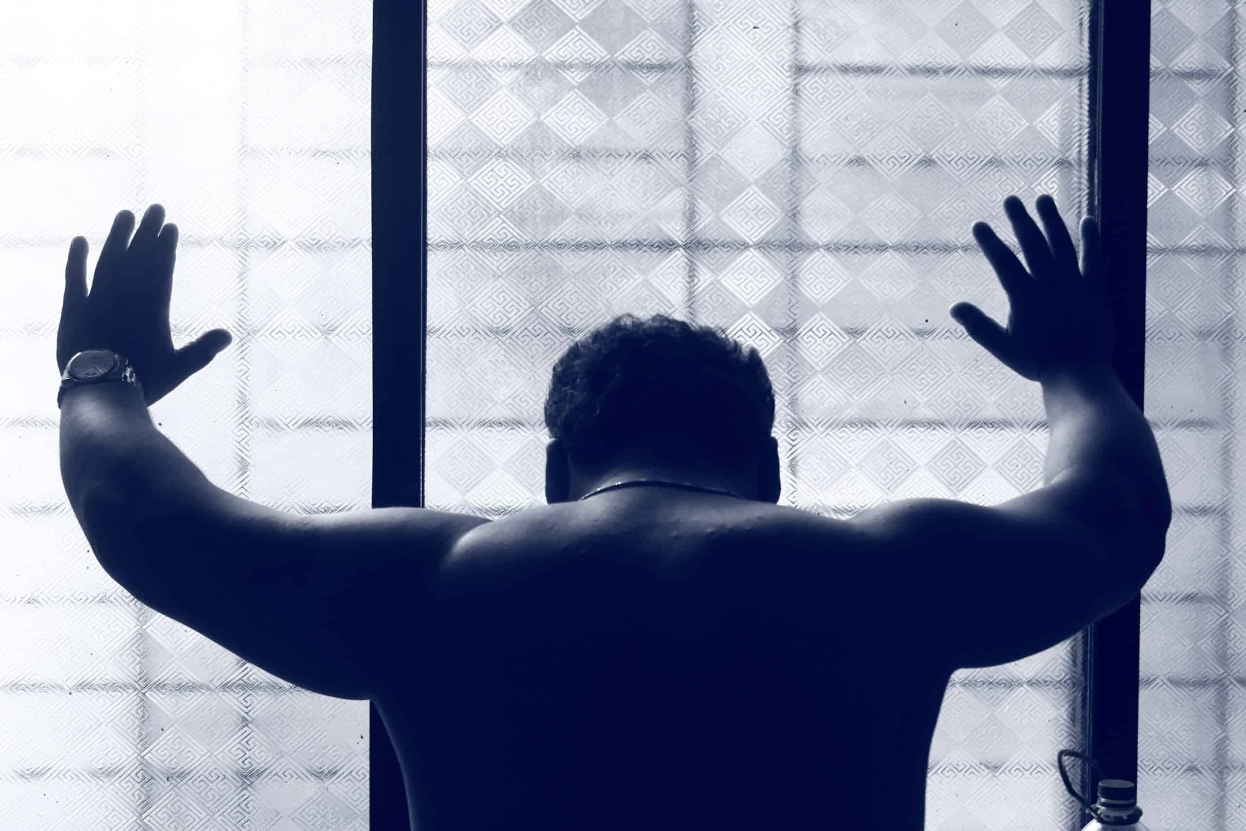 Depressão - Conheça as Causas, Sintomas e Tratamento 1 hand man person black and white white male 951927 pxhere.com scaled 1