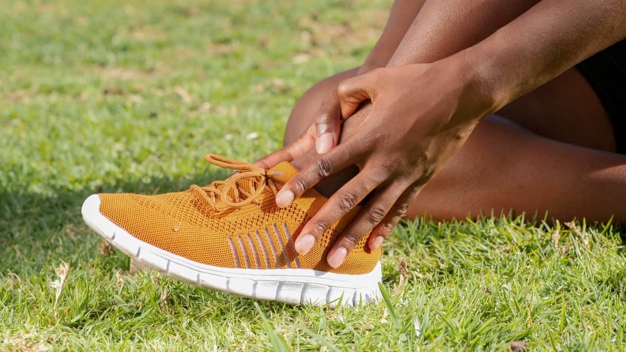 Dor no pé: Causas, Tratamentos e Cuidados Caseiros 1 pexels kindel media 7298678