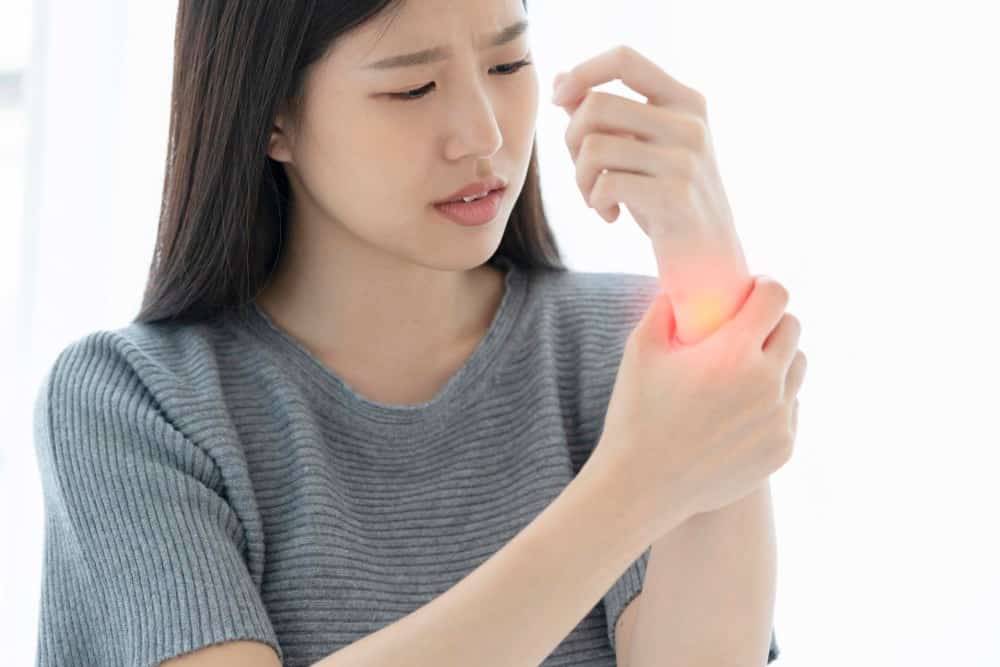 Tratamento da Dor: A osteoartrite 1 unhappy asian woman hand touch wrist with hand hurt from work or exercise white background