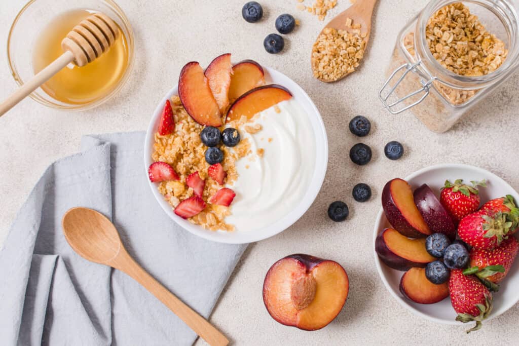 O que comer no pós-treino à noite? 2 iogurte frutas