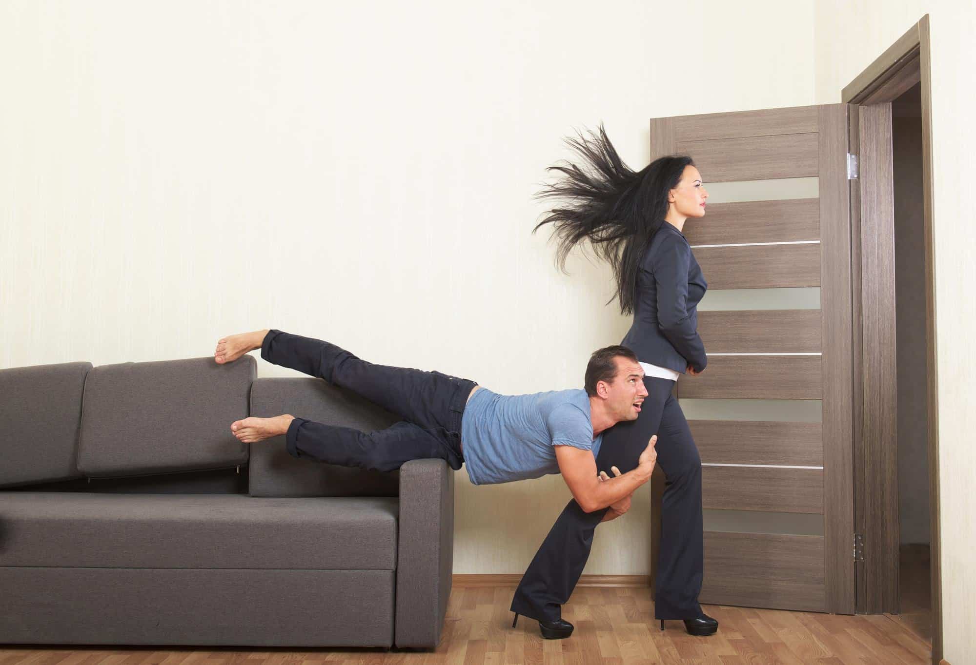 Apego Emocional: Definindo uma Questão de Saúde Mental 1 man desperately clinging leg woman